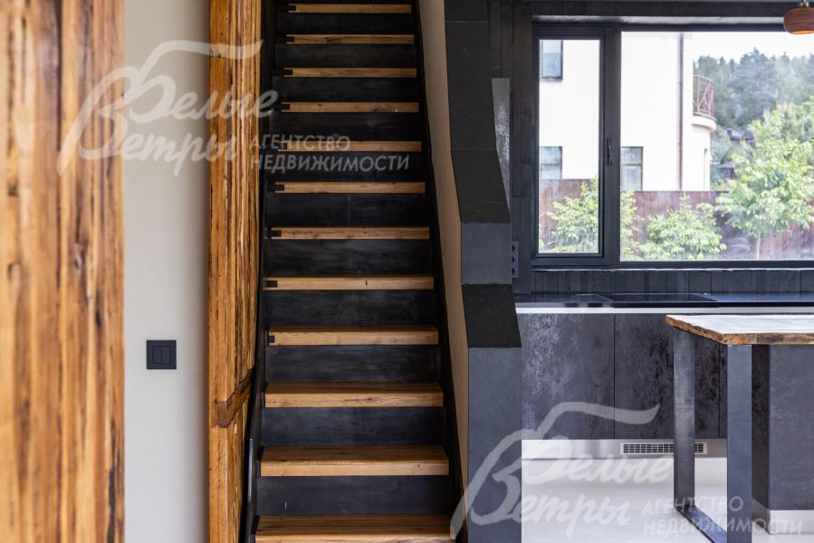 Дубовые ступени на лестнице.