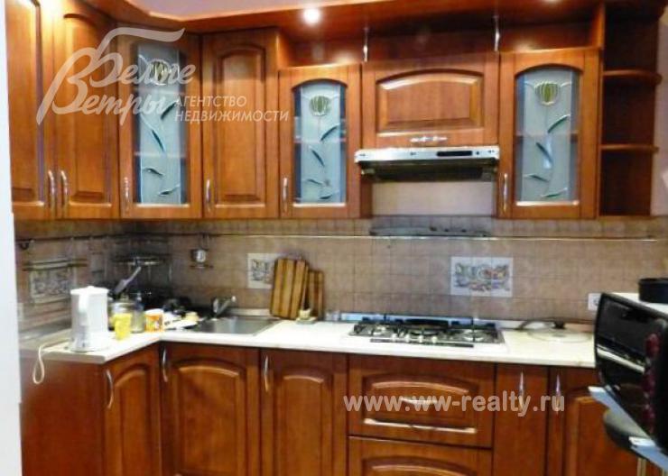 Кухня с витражными стеклами, укомплектована всей необходимой мебелью.