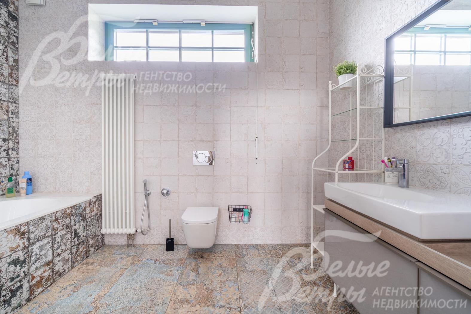 Санузел на первом этаже с ванной