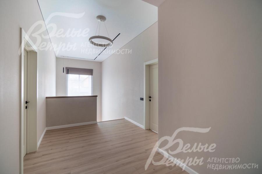 На первом этаже установлены межкомнатные двери серого цвета с чёрной фурнитурой, на втором – белые лакированные 