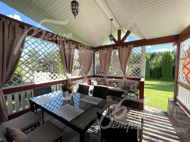 Зона отдыха на крытой веранде.