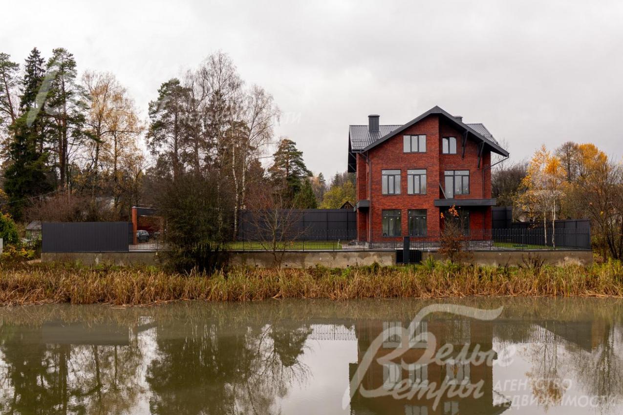 Пруд расположен вдоль всей границы участка 