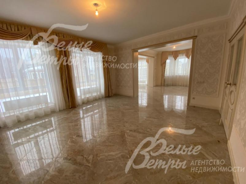 На окнах карнизы и роскошные шторы 