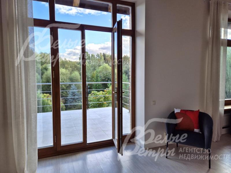 Выход на террасу из студии на втором этаже.