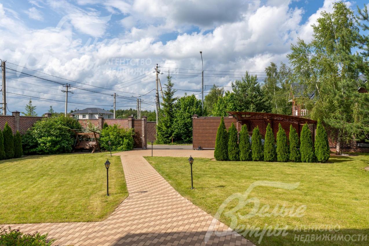 Участок огорожен забором из гофролиста высоnой 2,5 м на монолитном ленточном фундаменте