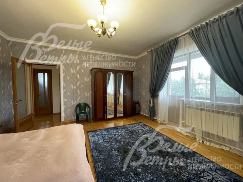 Спальня с выходом на балкон.