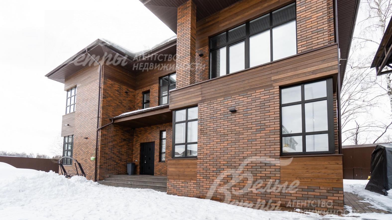 Красивая отделка фасада клинкерным кирпичом с лиственницей