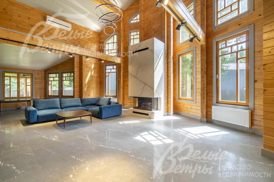 Просторная и светлая двухсветная гостиная, с трехсторонним камином