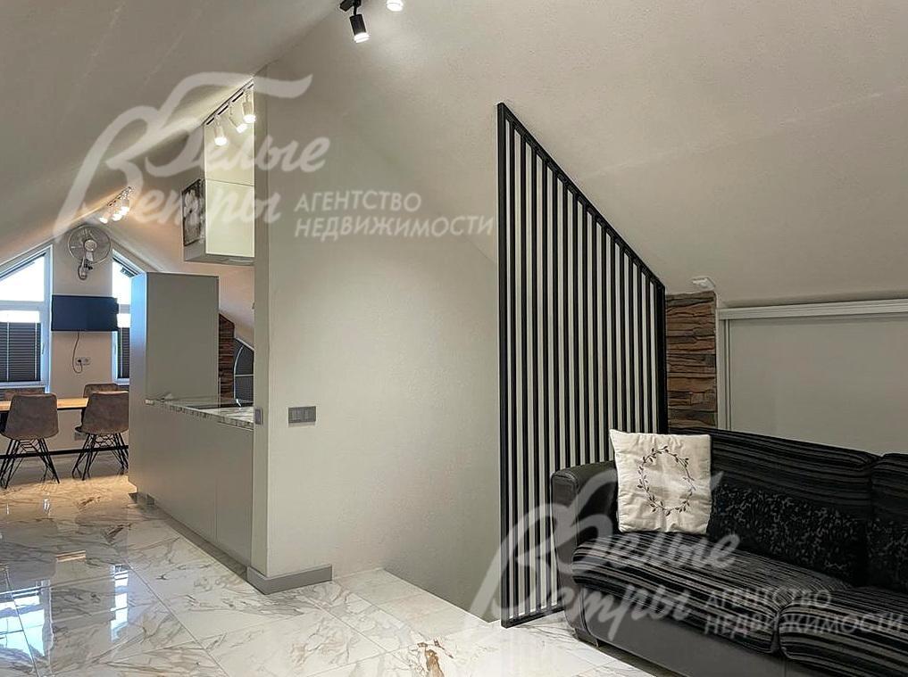 Просторная квартира-студия площадью 120 кв.м на мансардном этаже