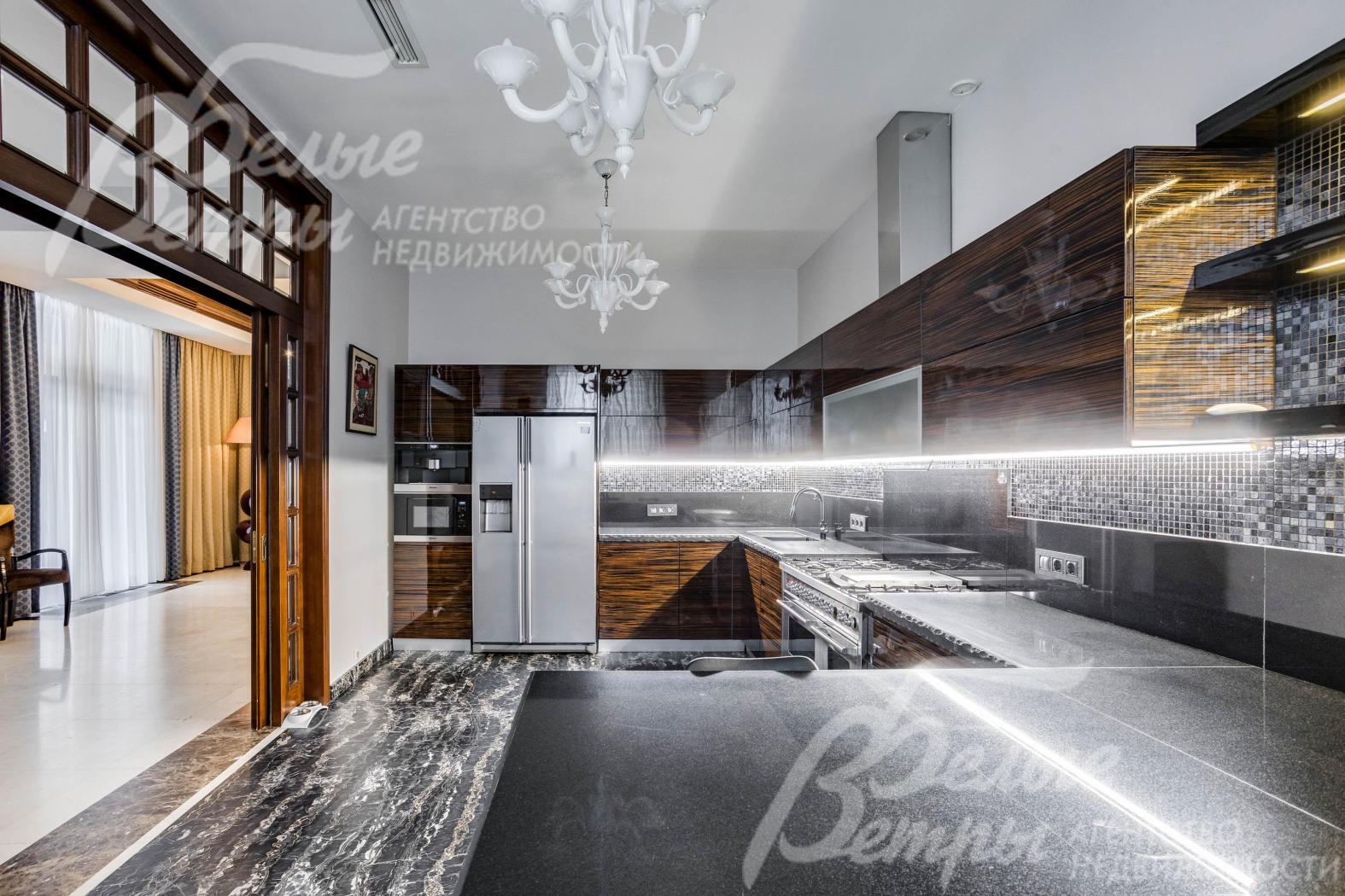 Кухня полностью оборудована встроенной техникой Miele