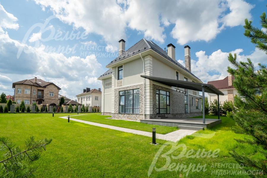 Ухоженный участок с газоном и освещением