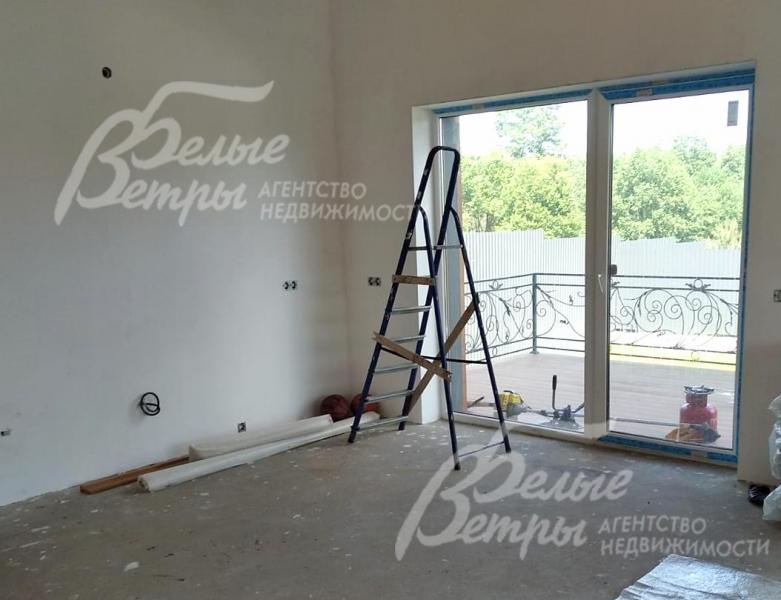 Зона кухни-столовой с выходом на террасу через панорамную дверь