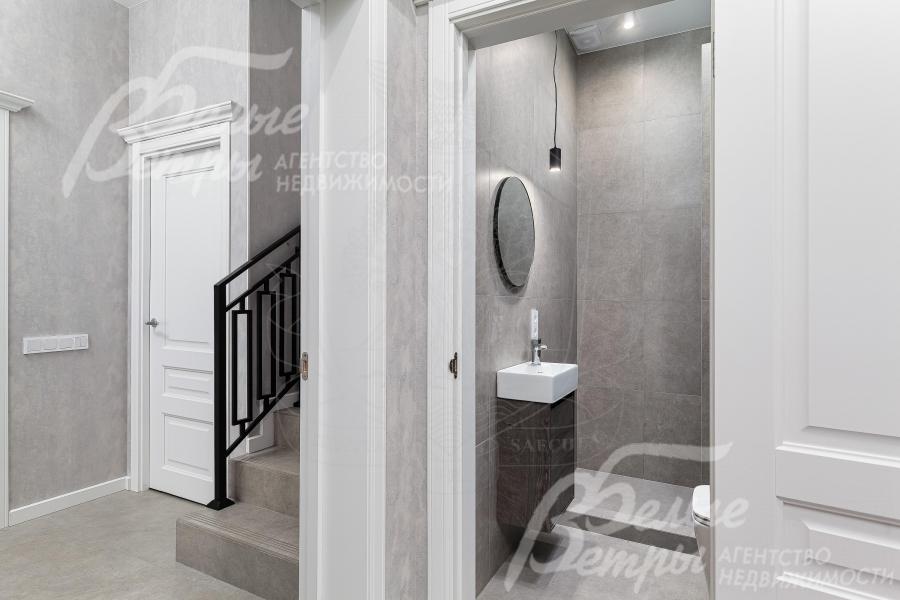 Гостевой санузел с душем на первом этаже