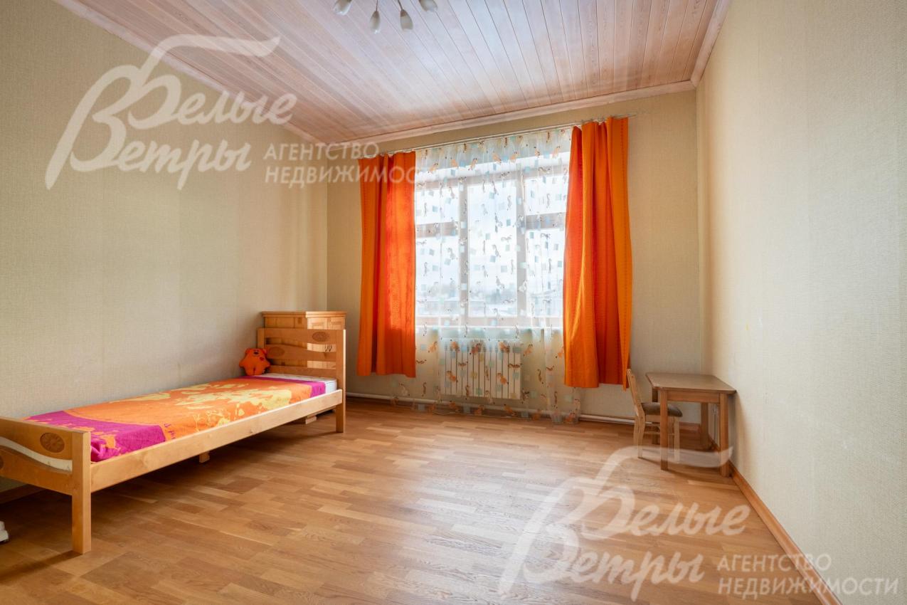 Одна из детских спален на втором этаже с детским столиком