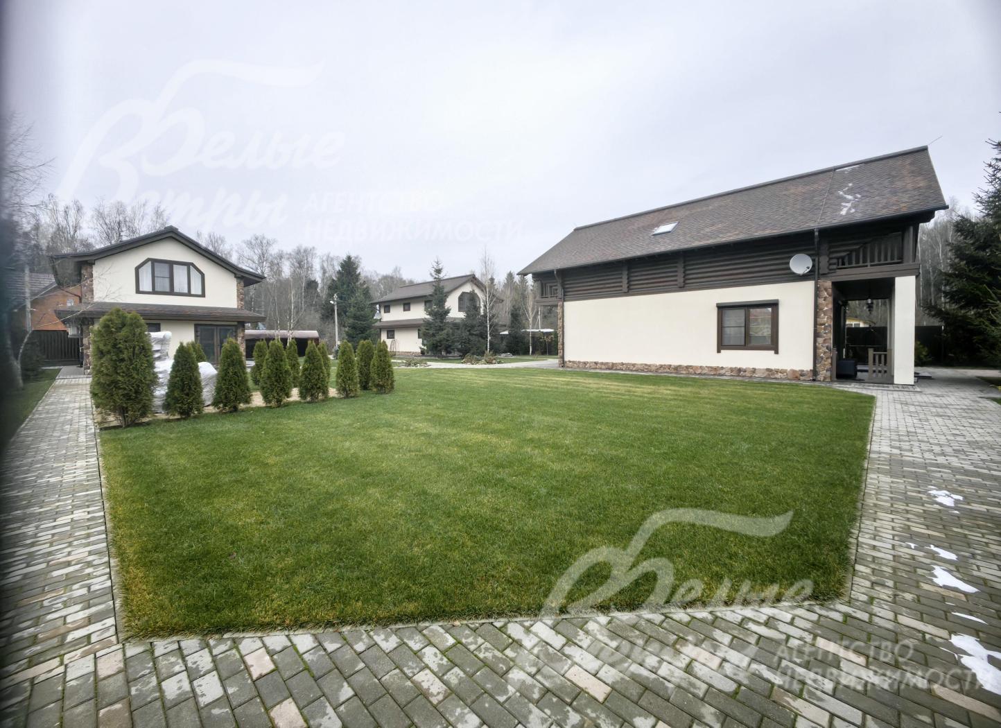 На участке 15 соток основной и гостевой дома, а также СПА-комплекс.