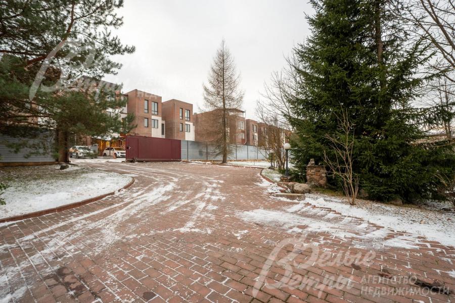 Территория огорожена забором из профлиста на монолитном фундаменте высотой 2 м