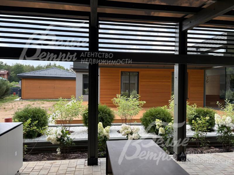 Вид из беседки на участок и дом