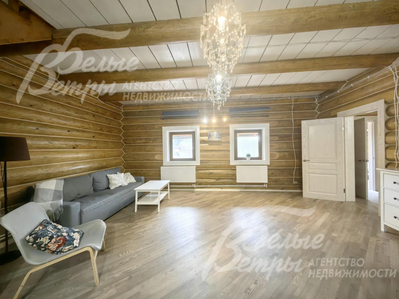 В гостиной большой диван. 