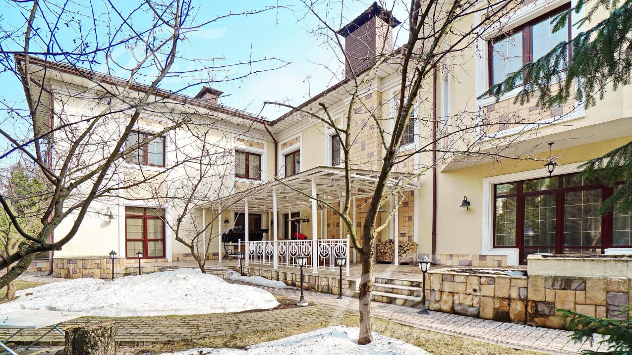 Зона отдыха с задней стороны дома. Терраса. Барбекю. Тихое уединенное место