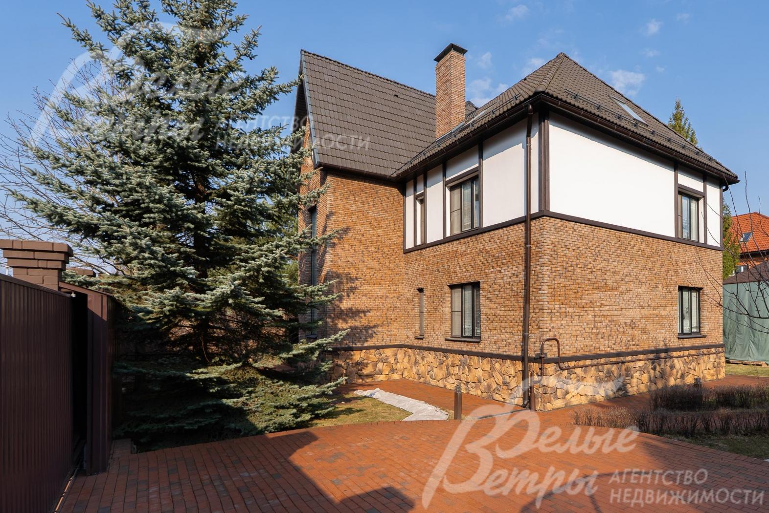 Перед домом парковочная площадка.