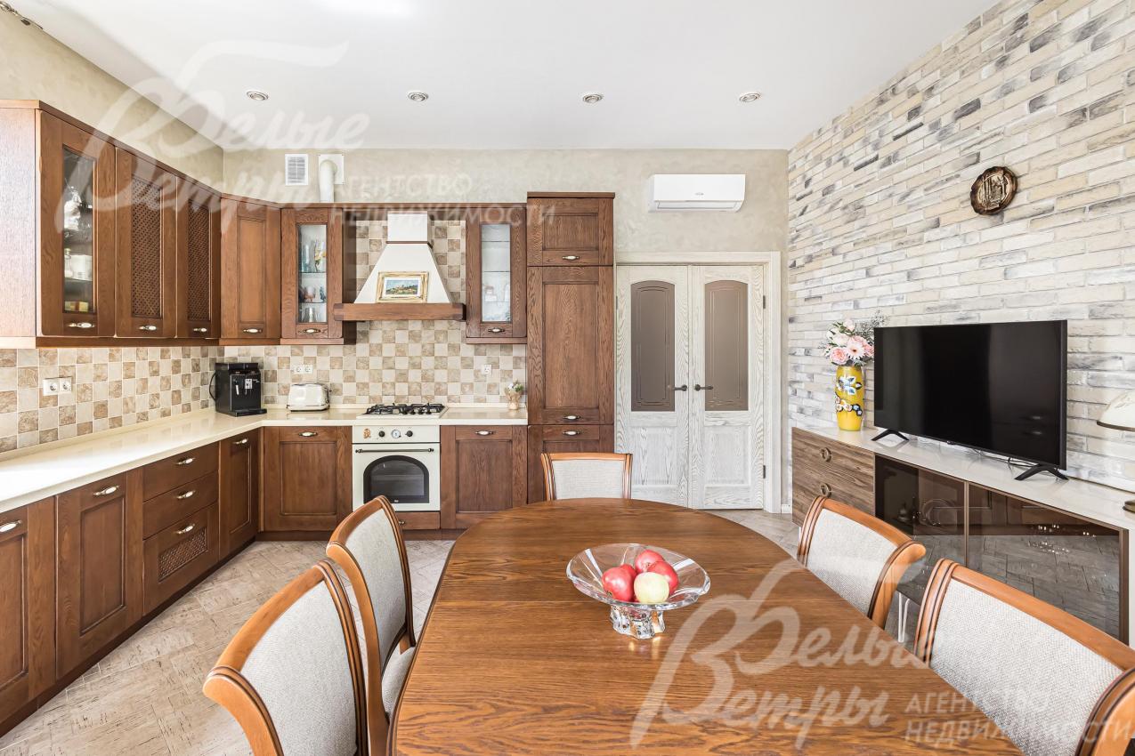 Кухня-столовая белорусская из массива дуба.