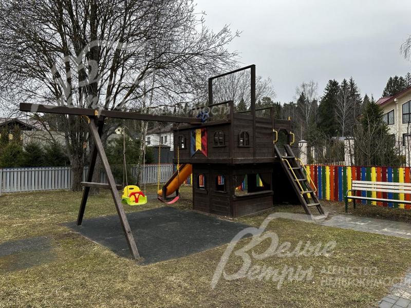 Детская площадка на территории поселка Лесной Пейзаж