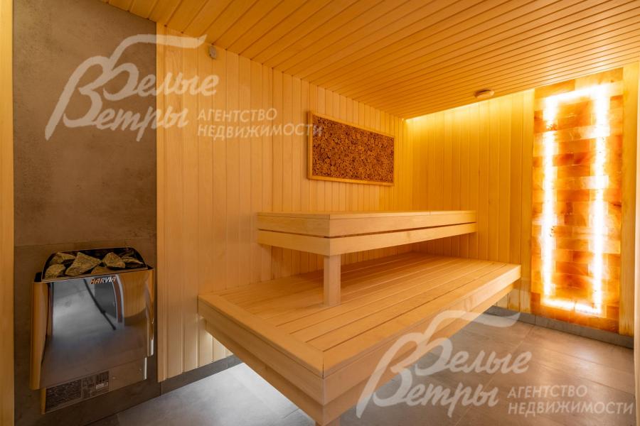Сауна отделана липой, есть панно из гималайской соли
