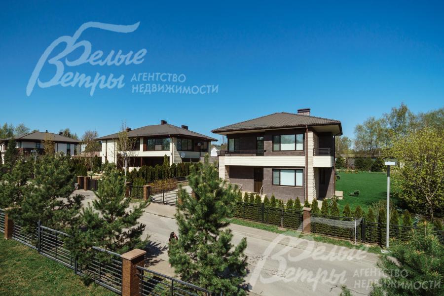 Живая изгородь из деревьев вокруг участков