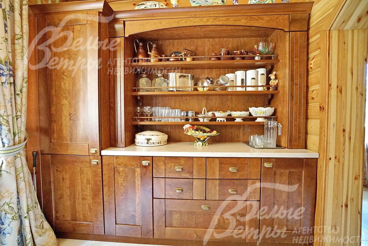 Фасады кухонной мебели из массива ореха. Столешница - искусственный камень