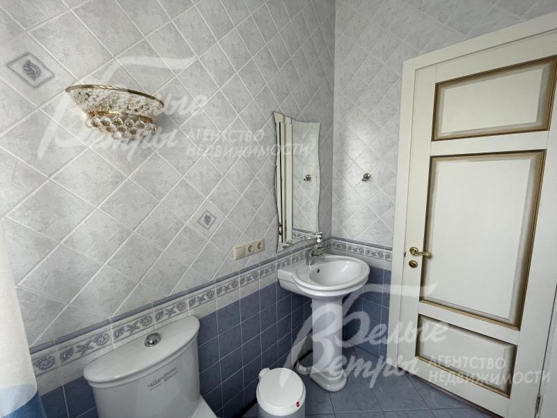 В санузлах на стенах плитка от пола до потолка