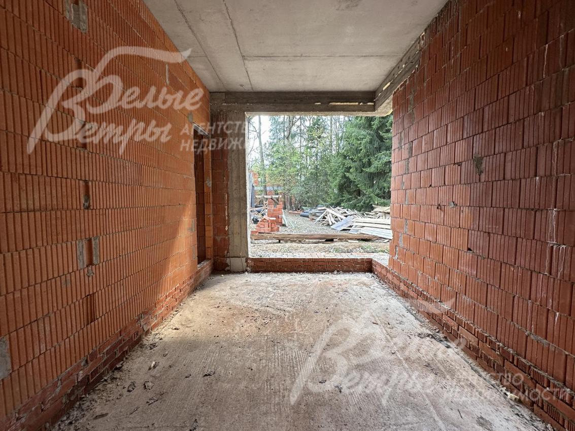 В планировке дома - гараж на 4 автомобиля, 4 террасы (3 - на втором этаже)