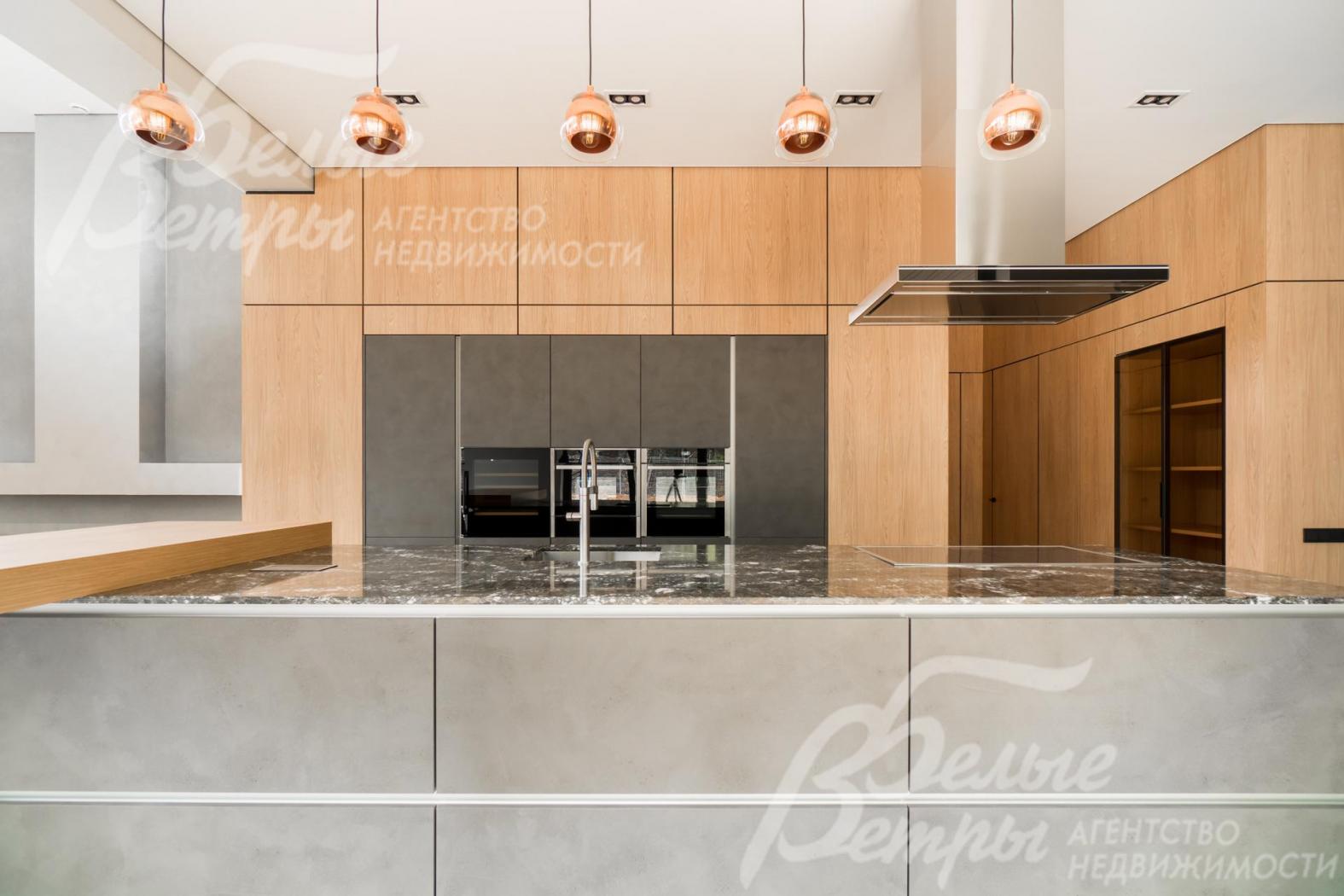 В доме выполнено многоуровневое освещение