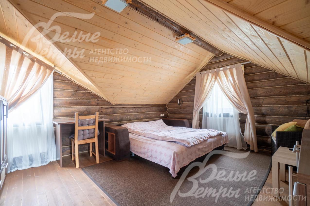 Спальня в бане на втором этаже - полностью укомплектована мебелью