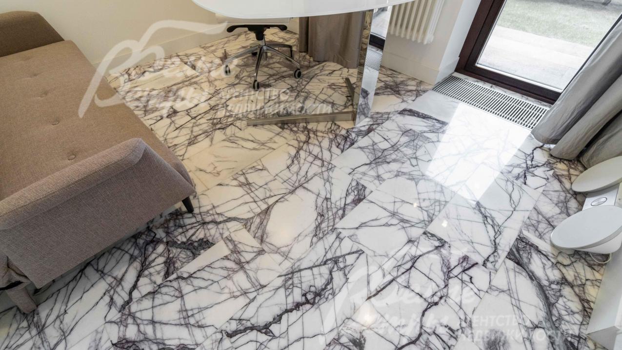 На полу изысканный мрамор Milas Lilac (Турция) - белый с фиолетовыми прожилками