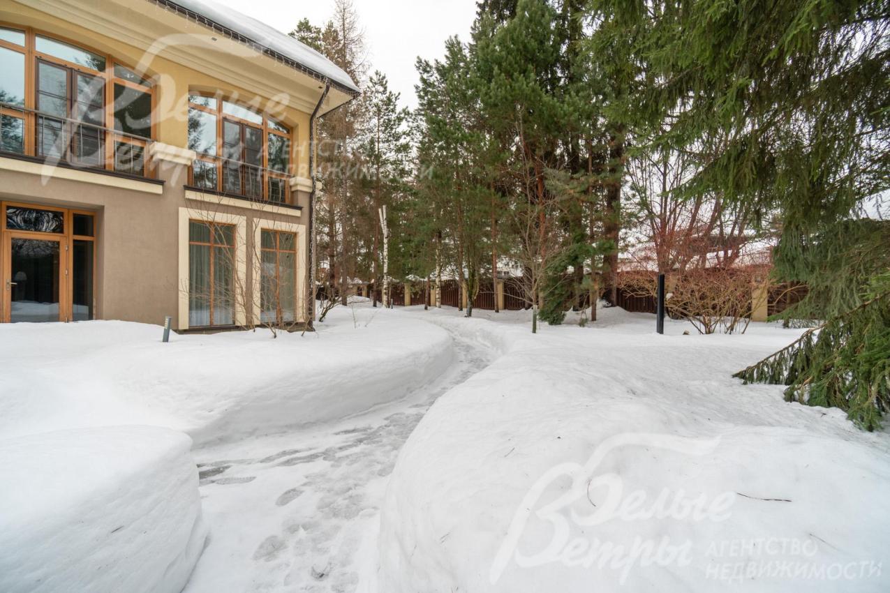 Участок прилесный (граничит с лесным массивом пансионата), территория огорожена деревянным забором на бетонном основании