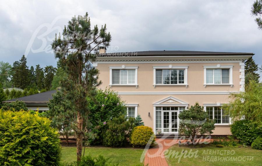 Дом выстроен из кирпича Porotherm и отделан декоративной штукатуркой «Короед» с рустовкой.