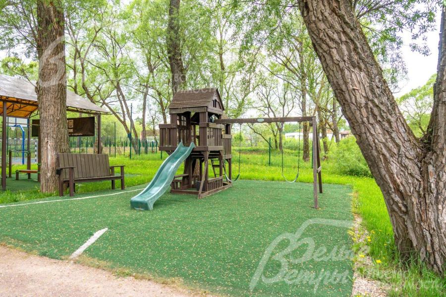 Детская игровая зона в поселке