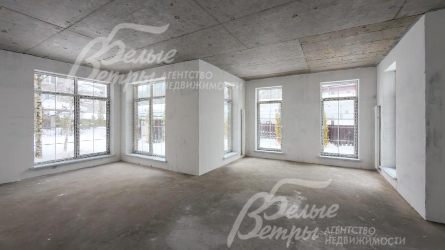 В доме установлены внутренние стены, окна, в том числе панорамные