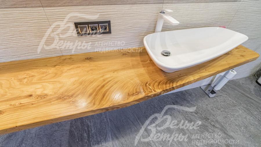 Столешницы в санузле на 1 этаже и мастер-спальне выполнены из дерева (карагач)