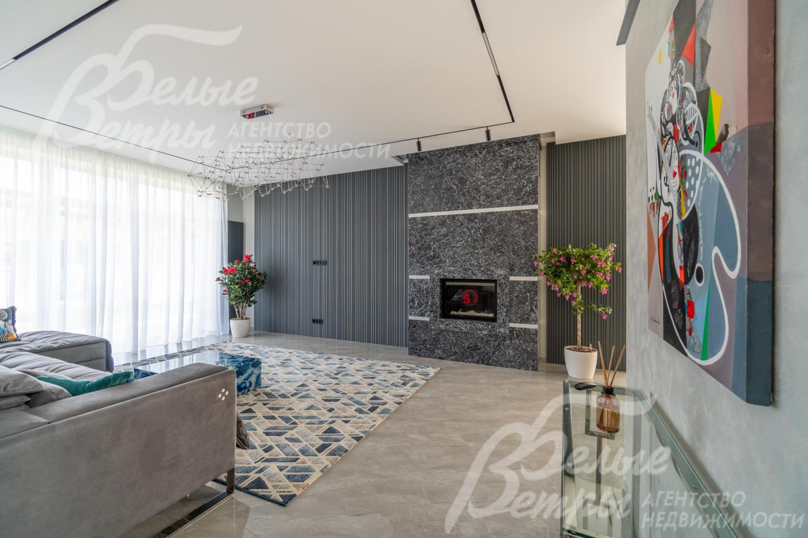 Портал камина от пола до потолка отделан натуральным черным мрамором. 