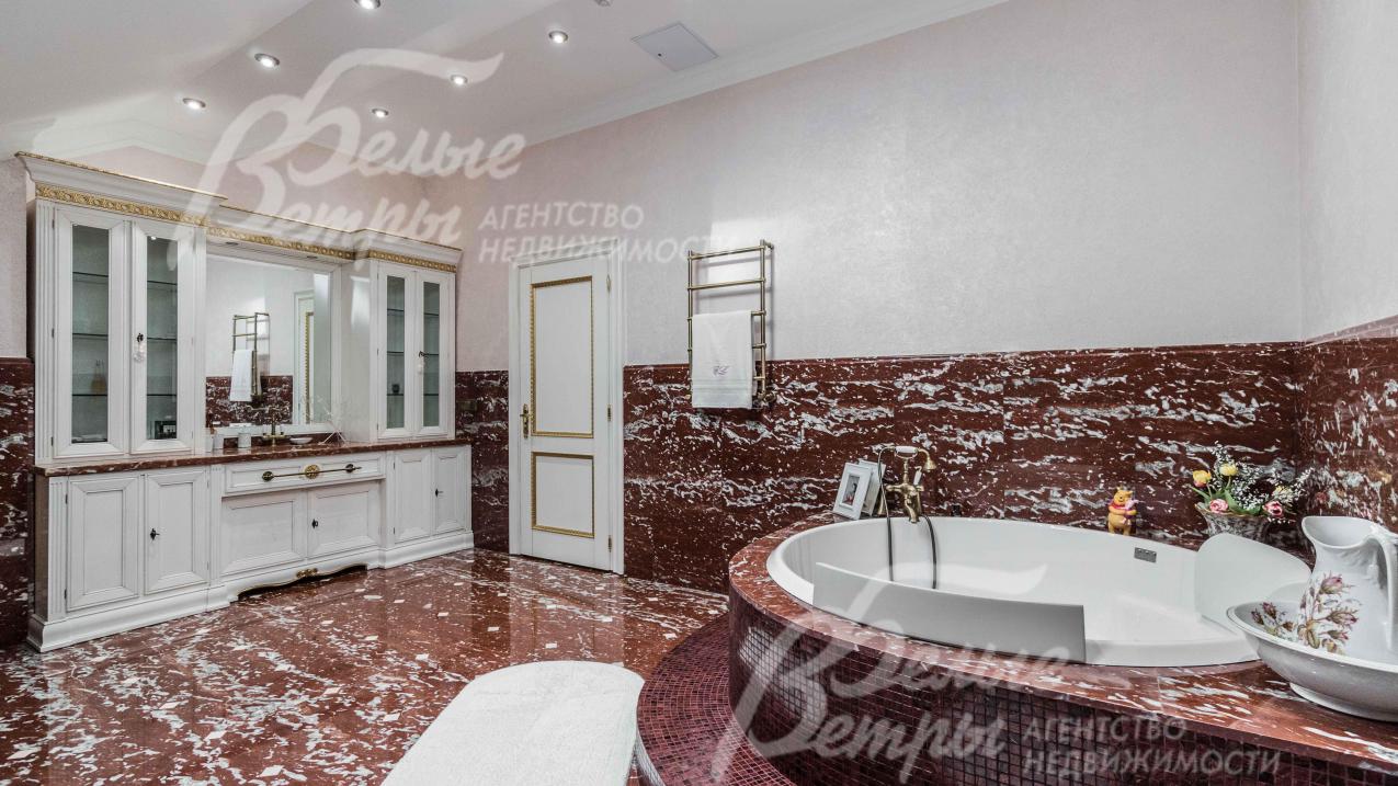 Санузел при спальне выполнен из мрамора