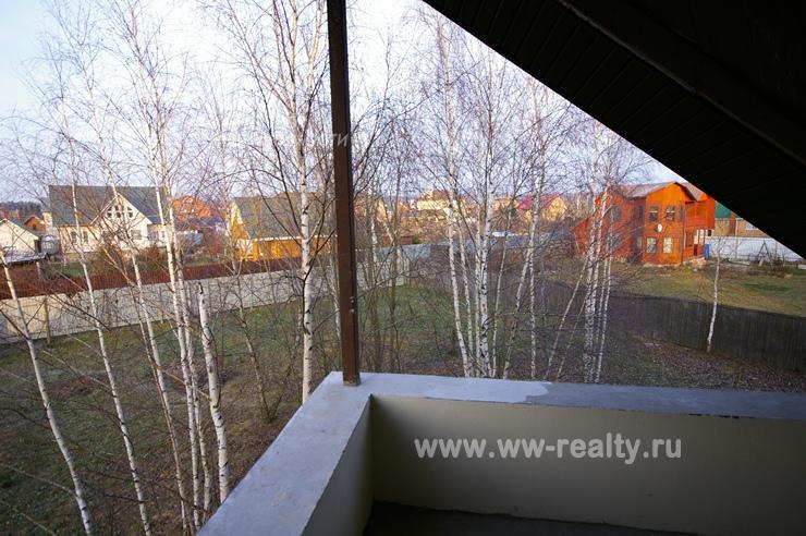 Вид из окон дома на участок