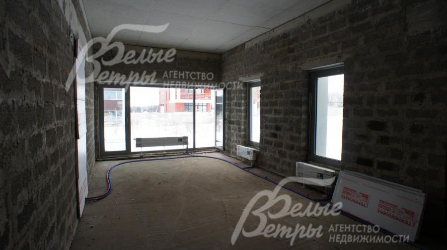 Гостиная с камином и выходом на террасу