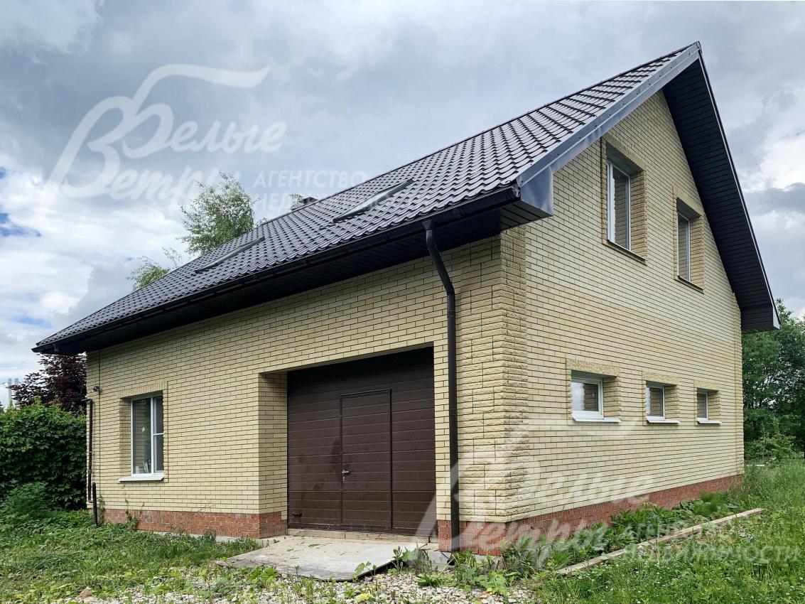 Есть двухэтажный кирпичный гараж площадью 126 кв.м с квартирой для персонала