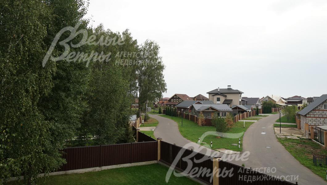 Вид с террасы на участок и поселок