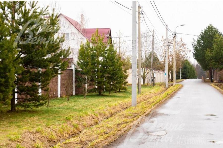 Освещенные асфальтированные дороги в поселке.