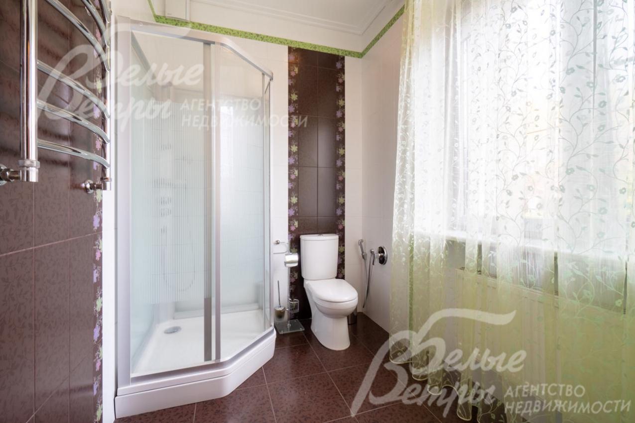 Санузел спальни на первом этаже с душевой и большим окном