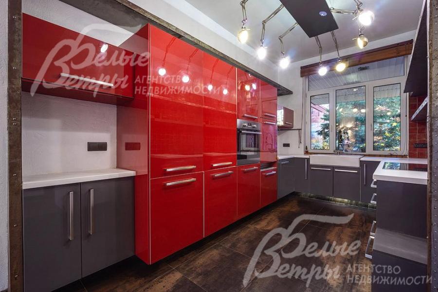 Кухонный гарнитур со всей необходимой встроенной техникой