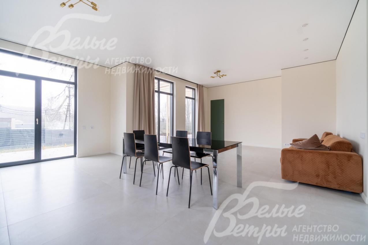 Во всём доме - панорамное остекление, окна с пятикамерным профилем