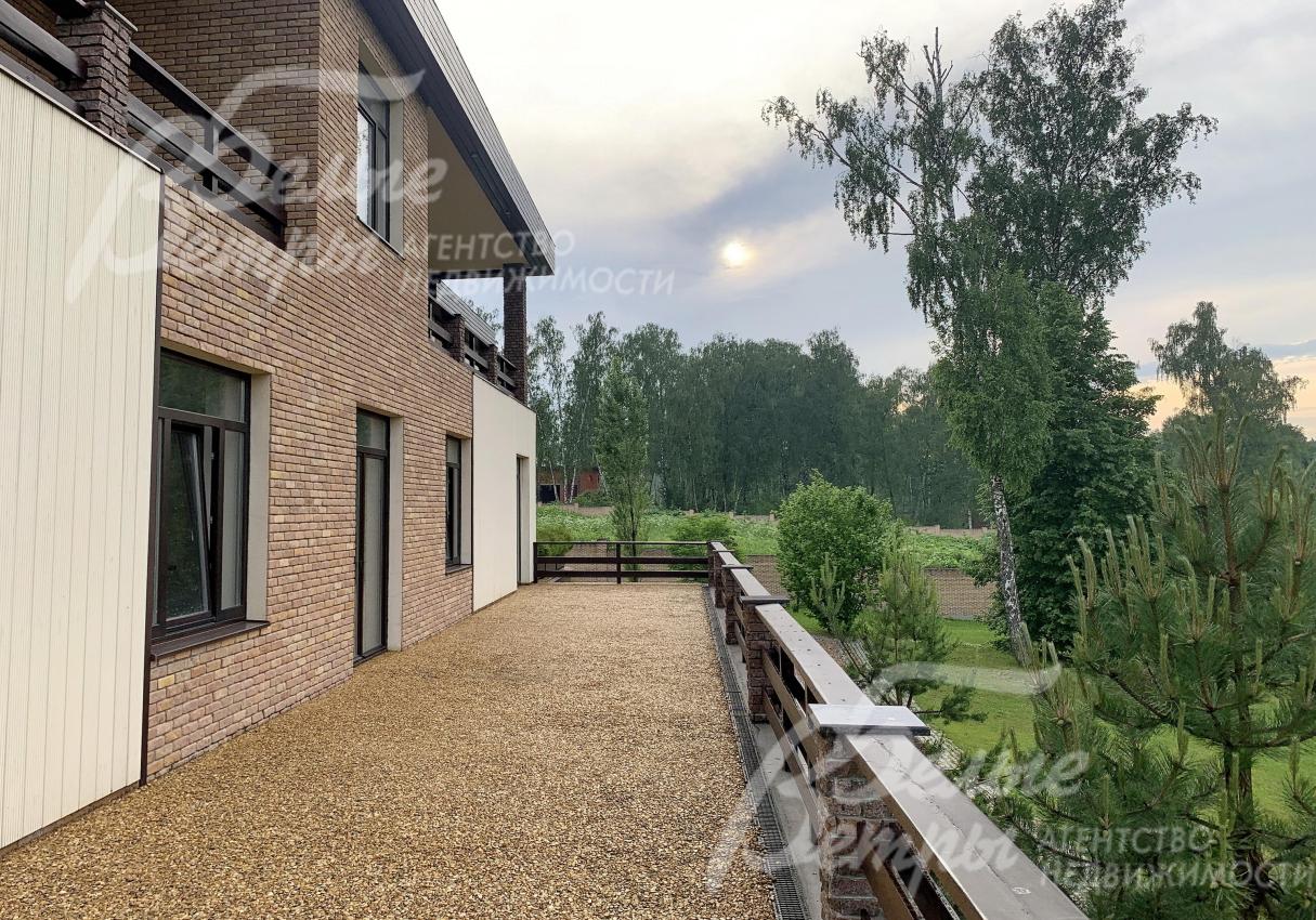 В доме большое количество террас и балкончиков